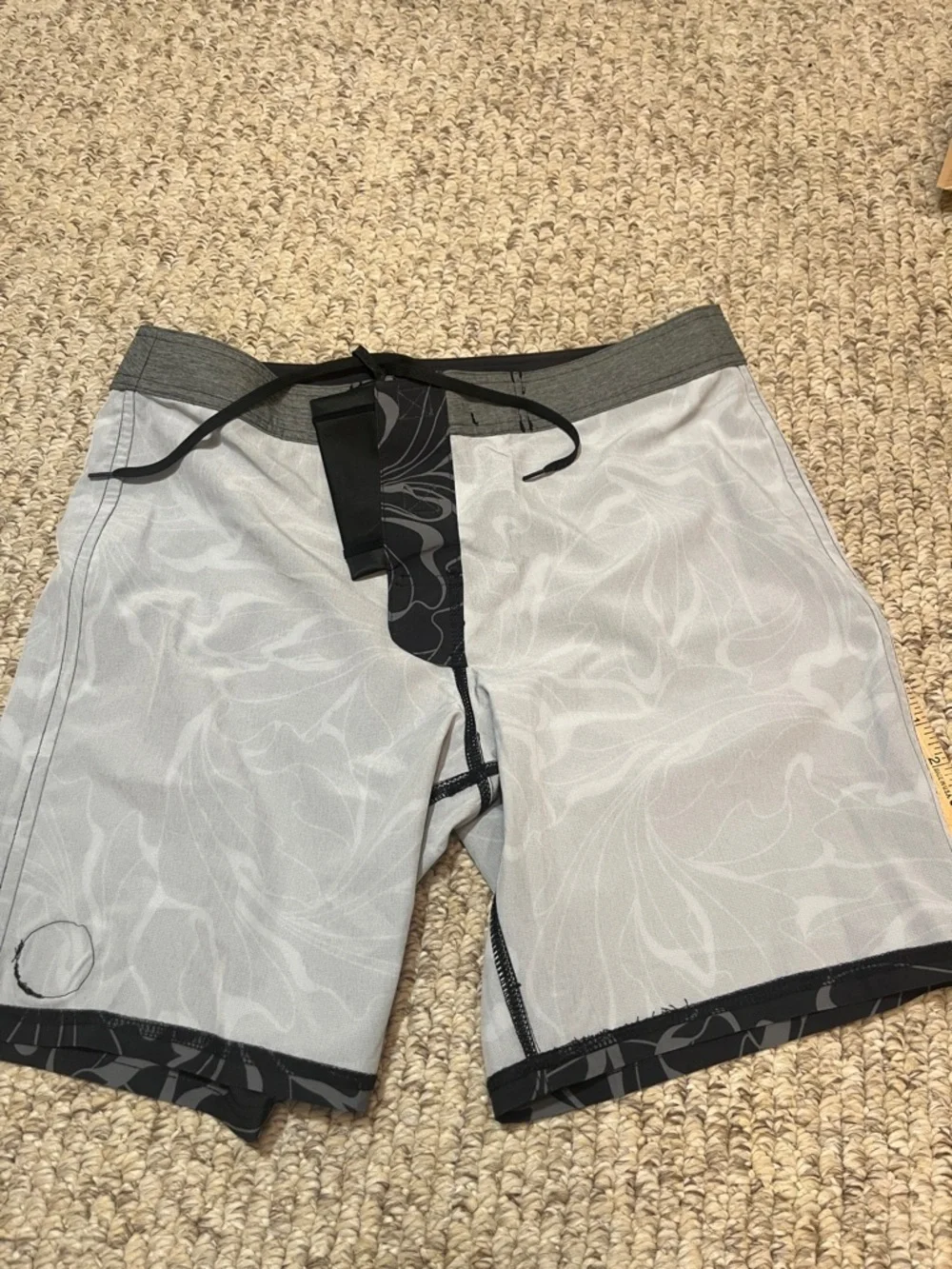 HulaKai Hawaii size 31 Men's Black & Gray Patterned Swim Trunks